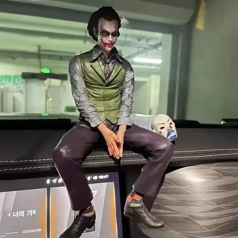 Action Figure Joker Heath Ledger Sentado – Pingente Carro/Teto DC Estátua PVC Colecionável | Bankai Boss