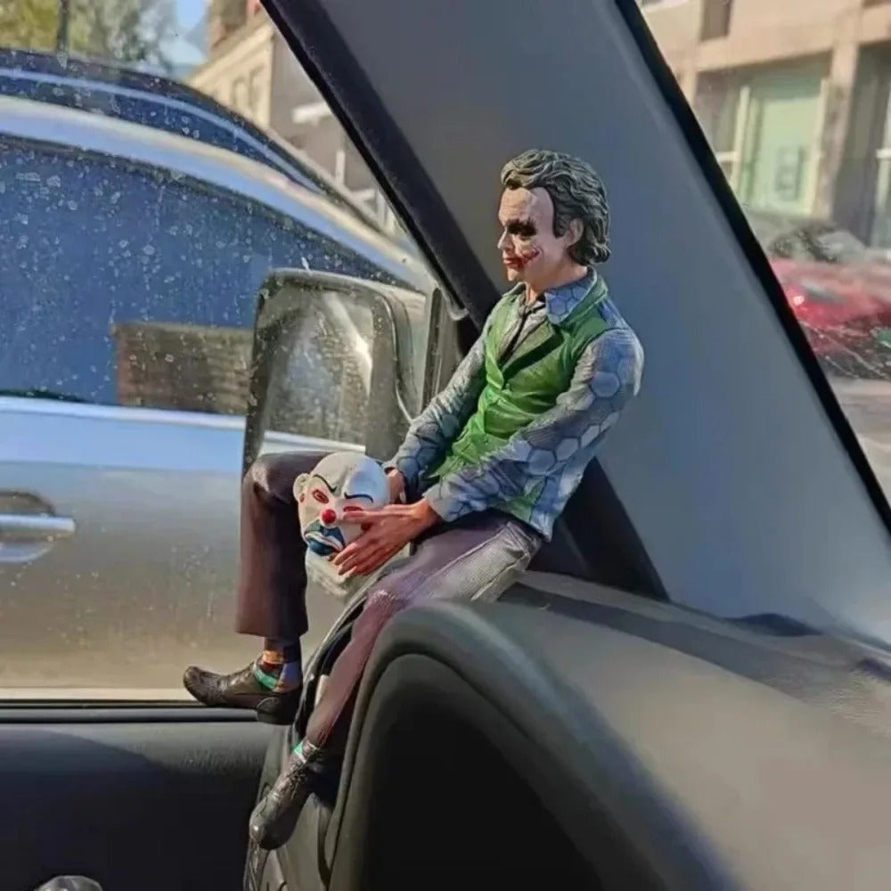 Action Figure Joker Heath Ledger Sentado – Pingente Carro/Teto DC Estátua PVC Colecionável | Bankai Boss
