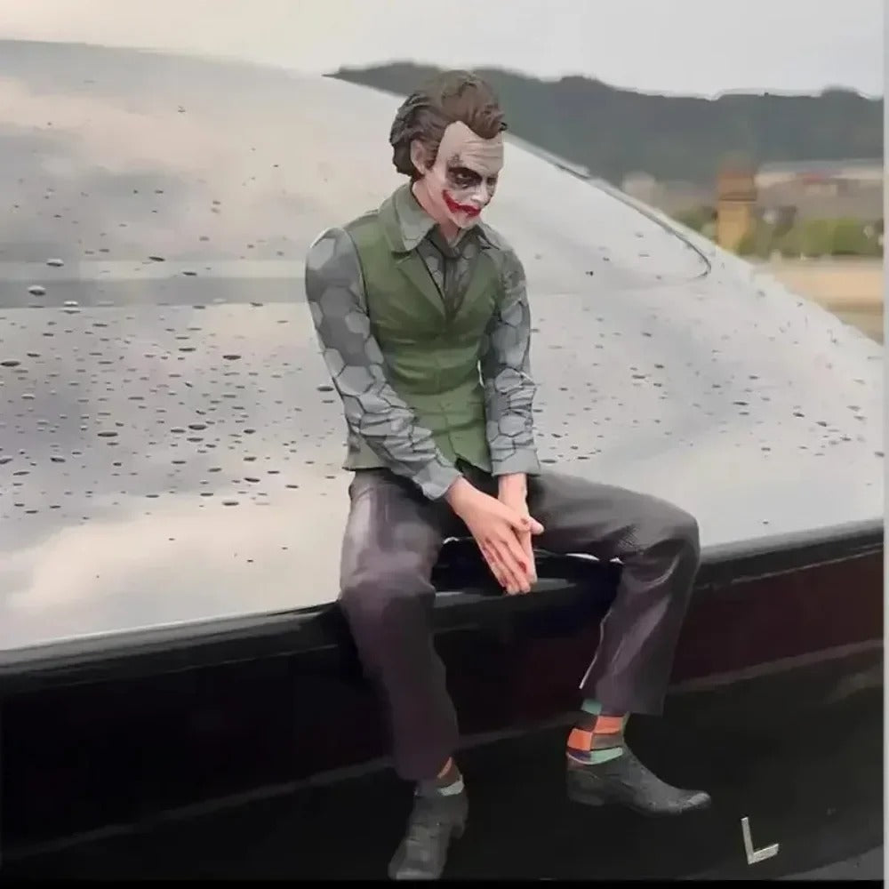 Action Figure Joker Heath Ledger Sentado – Pingente Carro/Teto DC Estátua PVC Colecionável | Bankai Boss